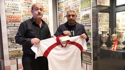 Elazığspor'un ilk kez Süper Lig'e çıktığı formayı 23 yıl sonra müzeye bağışladı