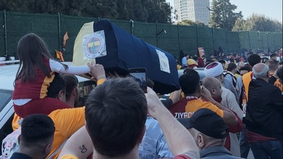 Galatasaray taraftarı, şampiyonluk maçında sarı-lacivertli tabutla stada yürüdü