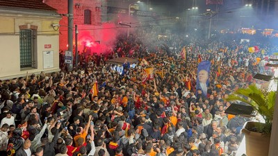 Galatasaray taraftarları şampiyonluğu Taksim'de kutluyor
