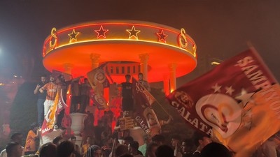 Mersin'de Galatasaray taraftarı şampiyonluk kutluyor