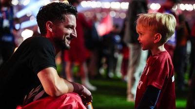 Mertens ve Ciro'nun duygulandıran sahnesi! İşte Galatasaray'ın saha için kutlamalarından görüntüler