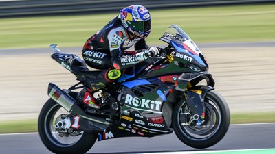 Milli motosikletçi Toprak Razgatlıoğlu, Çekya'da superpole yarışını da kazandı