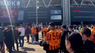 Galatasaraylı taraftarlar, şampiyonluk maçı için stada erken giriş yapmaya başladı