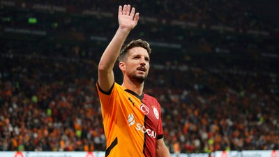 3 sene önce eskimiş bir yıldız olarak geldiği Galatasaray'a,  bir efsane olarak veda etmeye hazırlanıyor Mertens