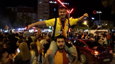 Fenerbahçeli taraftar Galatasaray'ın şampiyonluğunu omuzlarda kutladı