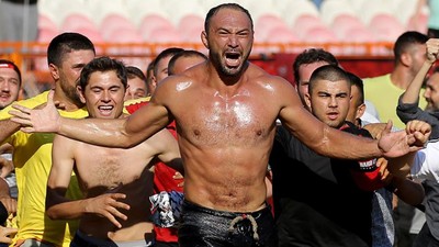 Men edilen Başpehlivan Ali Gürbüz, özür diledi