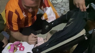 Şampiyonluk kutlayan Galatasaraylı aile bebeğini yolda unuttu