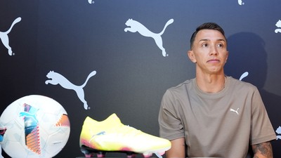 Galatasaray'ın Uruguaylı file bekçisi Muslera, imza gününde taraftarla buluştu