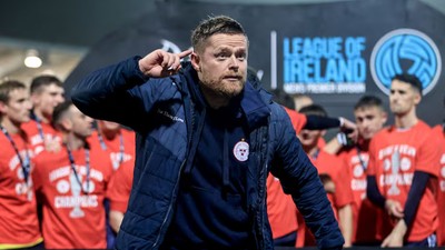 Sıradan bir taraftar gibi görünmeye çalıştı ama futbol dünyası onu hemen tanıdı