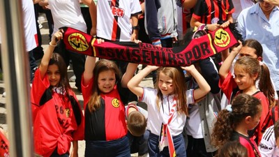 Eskişehirspor'da futbolcular öğrencilerle buluştu