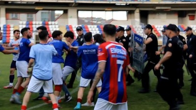 Karabük'te amatör lig final maçı sonrası saha karıştı