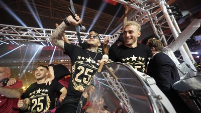 Şampiyonluk kutlamalarını yıldız futbolcuya gönderdiler!
