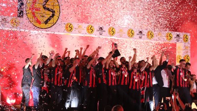 Şampiyon Eskişehirspor kupasını kaldırdı