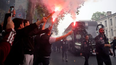 Beşiktaş taraftarından takıma coşkulu karşılama