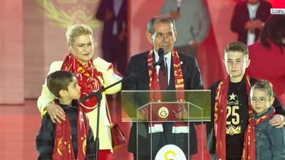 Taraftar Osimhen'i istedi! Dursun Özbek cevabı sahnede verdi