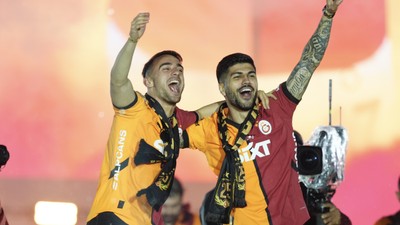 Galatasaray'da futbolcular kutlamaya hangi şarkılarla çıktı? Muslera ve Mertens ağlattı