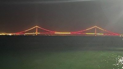 Çanakkale Köprüsü sarı kırmızılı renklerle aydınlatıldı