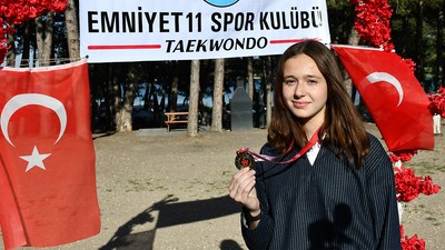 Türkiye şampiyonu kızını davul zurnayla karşıladı!