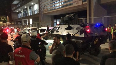 Hakem ve futbolcular zırhlı araçlarla stattan ayrıldı