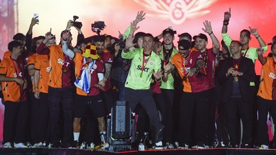 Galatasaray taraftarından kupa töreninde TFF'ye protesto! İbrahim Hacıosmanoğlu gelmedi