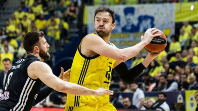 Sertaç Şanlı, Anadolu Efes ve Fenerbahçe ile EuroLeague şampiyonluğu yaşayan ilk oyuncu oldu