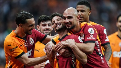 Galatasaray taraftarı çıldırdı: Koşmayı bırakın yürüyemiyor bile! Sen tam bir amatörsün