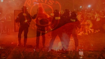 Dev finale kan bulaştı! Paris'te büyük kaos: Araç kalabalığa daldı, ölü var