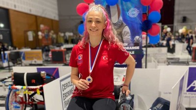 Milli para eskrimci Şenay Güner'den Fransa'da çifte madalya