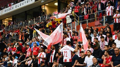 Vanspor taraftarı 1. Lig'i kutluyor