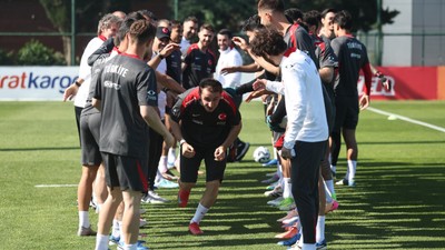 Yeni evlenen Kerem Aktürkoğlu'nu arkadaşları idmanda tebrik etti
