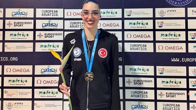 Milli yüzücü Selin Hürmeriç'ten Portekiz'deki kupada altın madalya