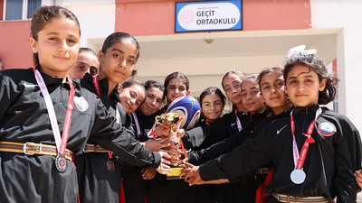 Şanlıurfalı kız öğrencilerin ragbi başarısı
