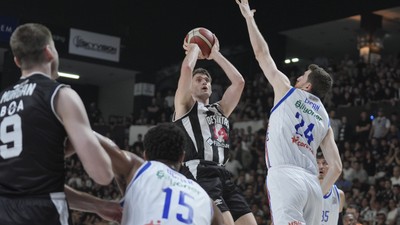 Anadolu Efes, Beşiktaş'ı yenerek seride öne geçti