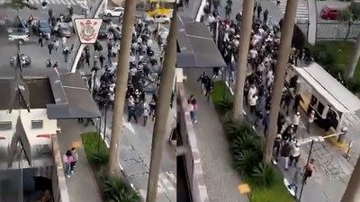 7 yıldır kupa yüzü göremeyen taraftarlar kulüp binasını bastı