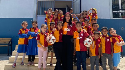Yunus Akgün, köy okulundaki öğrencileri gönderdiği formalarla sevindirdi