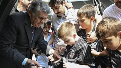 Beşiktaş Başkanı Serdal Adalı, Tüpraş Stadı'nda çocuklarla bir araya geldi