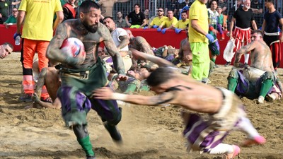 Seyircisi şaşkın oyuncusu yarı baygın: Calcio Storico başladı