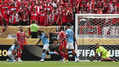 Manchester City galibiyetle başladı