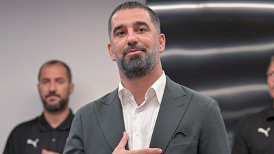Arda Turan, yeni takımı Shakhtar Donetsk'te futbolcularla tanıştı