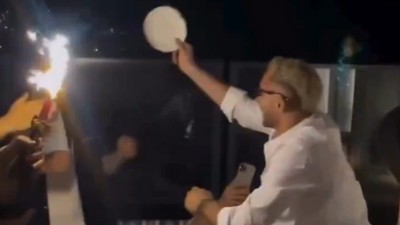 Barış Alper Yılmaz arkadaşının kafasında tabak kırdı