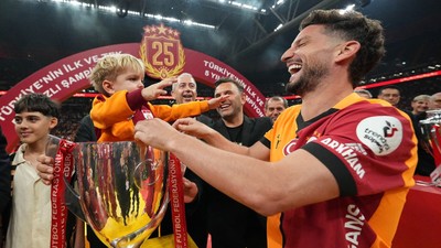 Dries Mertens futbolu bıraktı! Son maçına Galatasaray'da çıktı