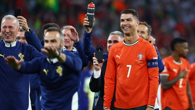 40 yaşındaki Cristiano Ronaldo imzayı atıyor!