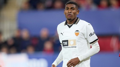 Arsenal yeni stoperini Valencia'da buldu!