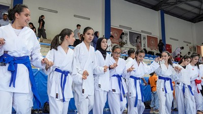 Önce karate sonra halay