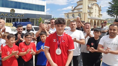 Avrupa şampiyonu güreşçi Yusuf Yaser Aksu, memleketinde coşkuyla karşılandı