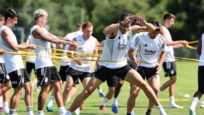 Beşiktaş sabah sahada, akşam salonda çalıştı