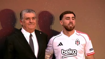 Orkun Kökçü, imza töreninde gözyaşlarına boğuldu