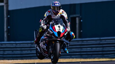 Milli motosikletçi Toprak Razgatlıoğlu, İngiltere'de superpole yarışını da kazandı