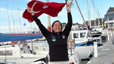Ultra maraton yüzücüsü Bengisu Avcı, Kuzey Kanalı'nı geçti