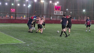 Yeşil sahaya boks eldivenleriyle çıktılar